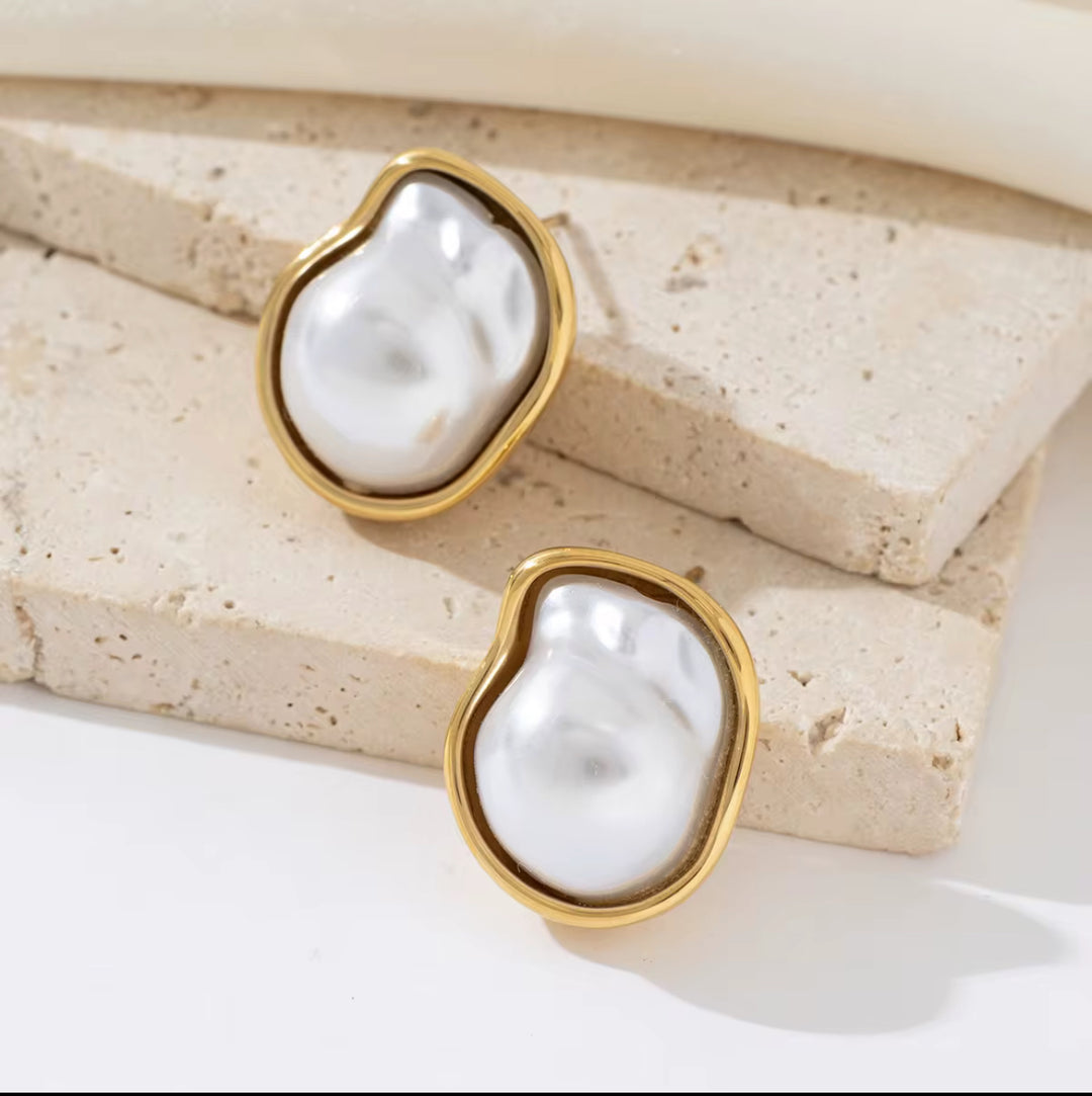 Elira Pearl Stud Earrings