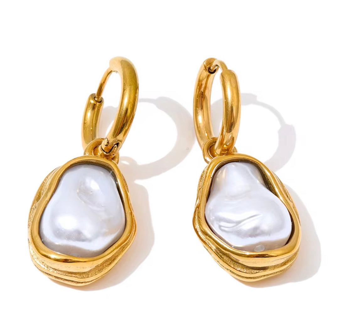 Anya Soft Pearl Earrings